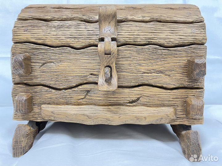 Сундук из резного дерева
