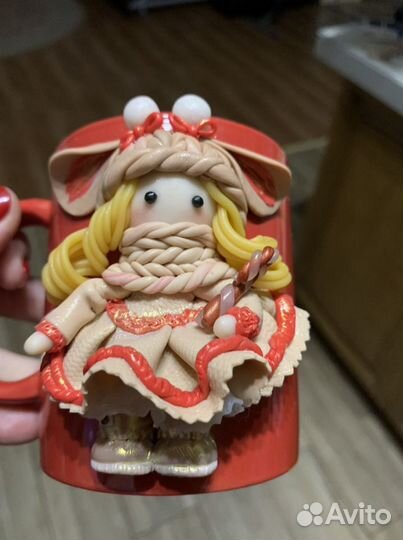 Подарок близким: Кружки с декором из полимерной г