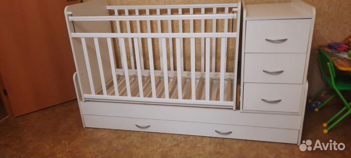 Детская кроватка с маятником