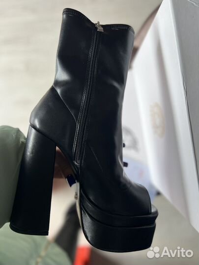 Ботильоны с открытым носом 39,40 versace bratz