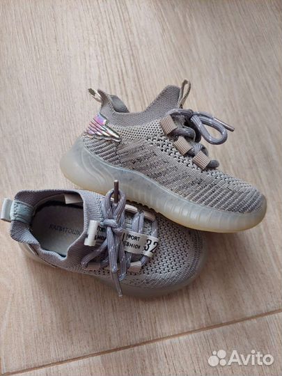 Кроссовки (изики)