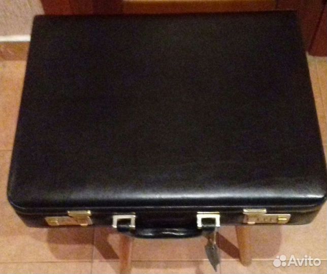 Новый кожаный кейс фирмы 