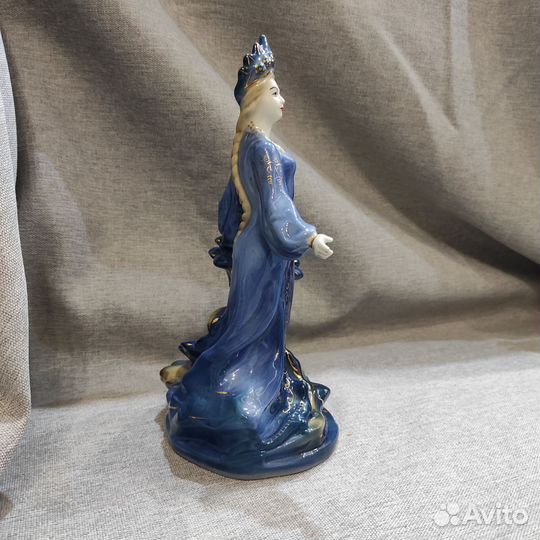 Статуэтка Хозяйка медной горы с каменным цветком