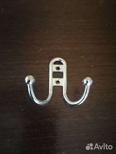 Крючок на стену металлический