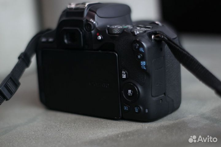 Фотоаппарат Canon 200D