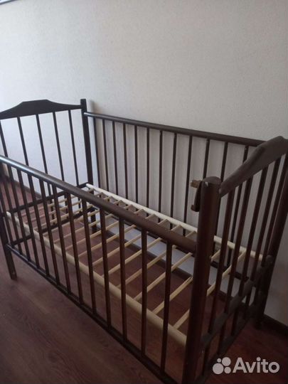 Детская кроватка с продольным маятником