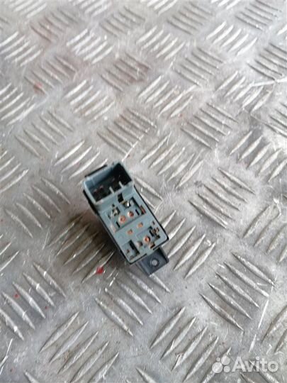 Кнопка стеклоподъемника задняя левая Ssangyong