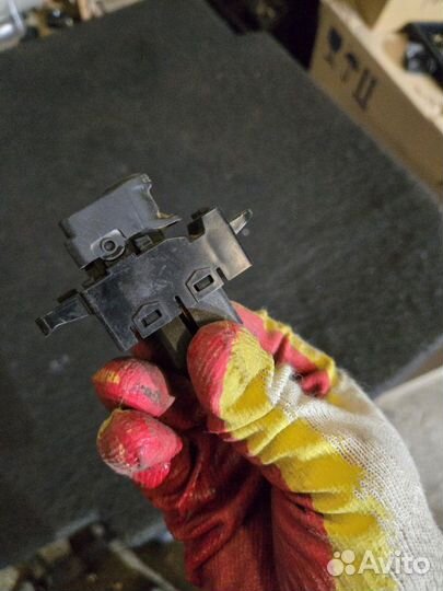 Кнопка стеклоподъемника передняя правая Hyundai