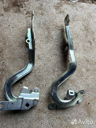 Петля капота правая левая Renault Kaptur