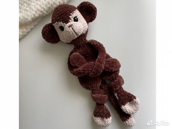 Вязанная игрушка-комфортер обезьянка