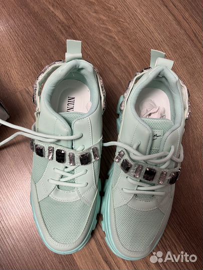 Продам новые женские кроссовки, размер 39