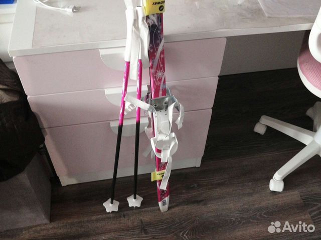 Лыжные палки и лыжи