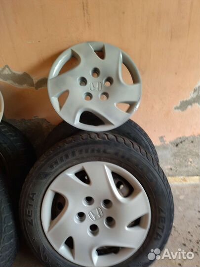 Продам б/у зимние шины штампы + колпаки