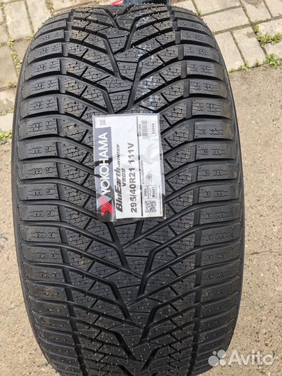 Yokohama BluEarth Winter V905 295/40 R21