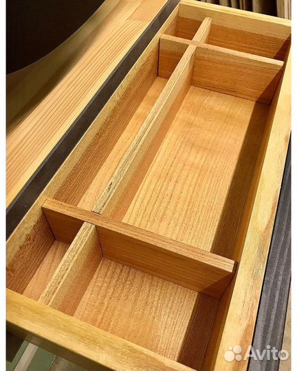 Шкаф-витрина для гитары, с ящиком