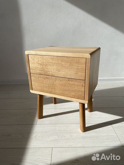 Прикроватная тумба с ящиками из массива