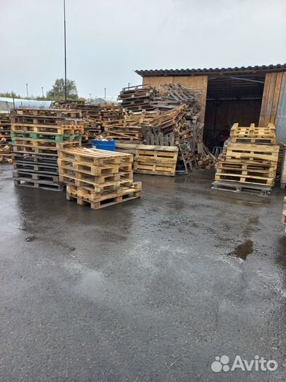 Рабочий на ремонт поддонов