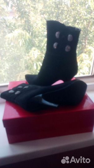 Замшевые ботильоны со стразами 38 размер