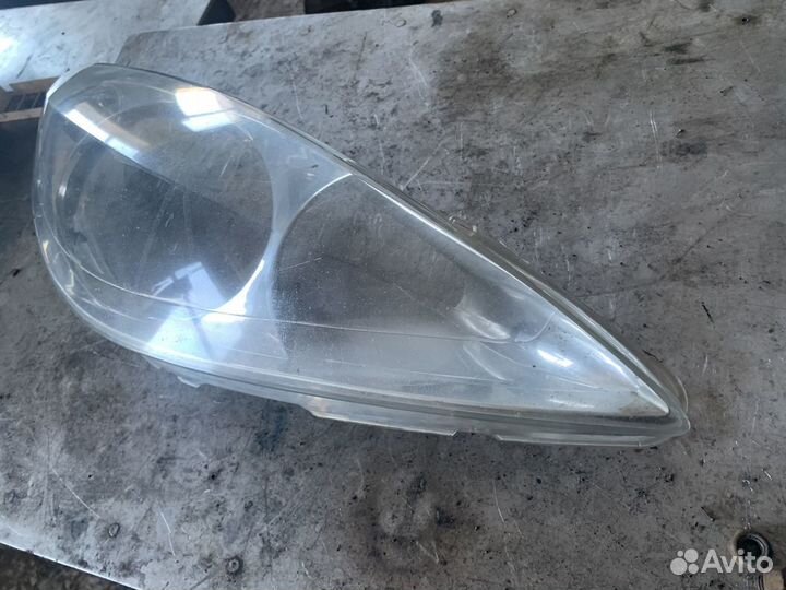 Стекло фары перед правая Пежо 307 Peugeot 307