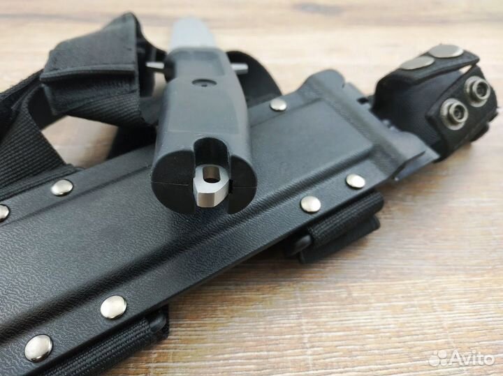 Нож с прорезиненной ручкой в ножнах с подвесом