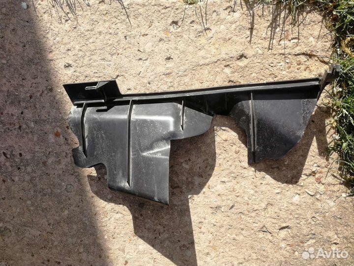 Дефлектор радиатора правый Renault Megan 3