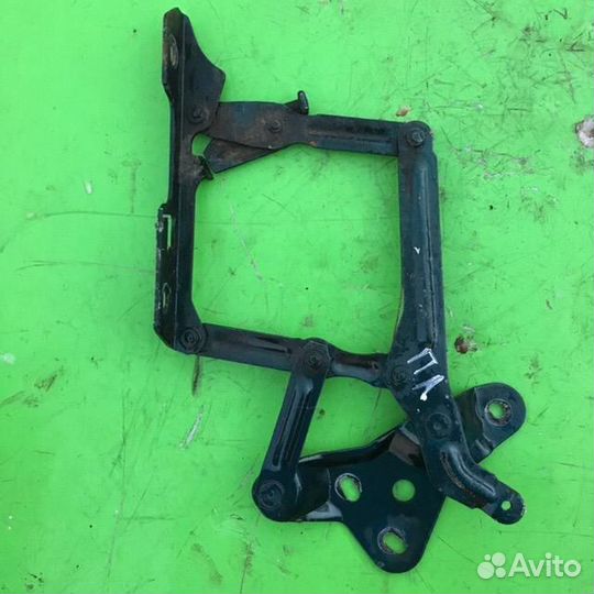 Петля капота Вольво 940