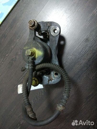 Суппорт левый Mitsubishi Dingo 1998-2002 CQ2A 4G93