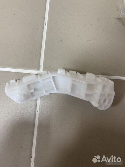 Кронштейн бампера передний Mitsubishi Montero 4