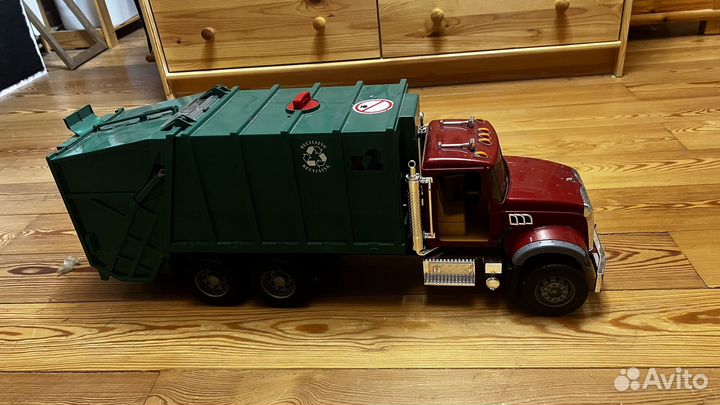 Мусоровоз bruder