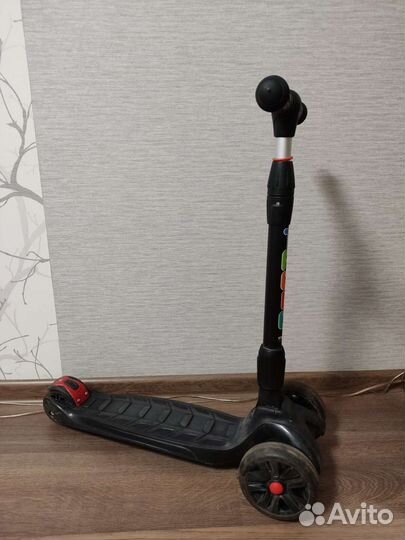 Самокат трехколесный