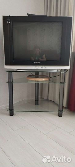 Стеклянная тумба под тв