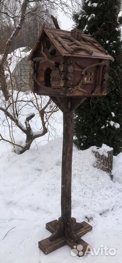 Красивая кормушка на стойке для птиц и белок