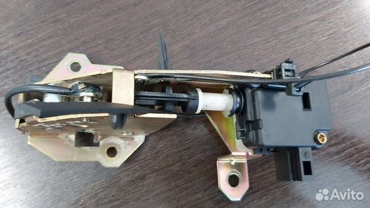 Замок стекла багажника Volkswagen Touareg 1 4.2