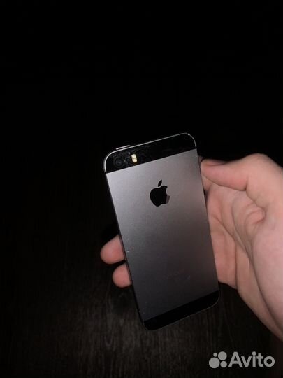 Телефон iPhone SE
