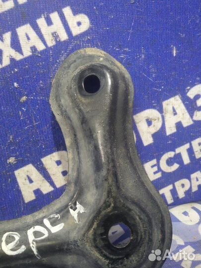 Левый кронштейн переднего подрамника Toyota Verso