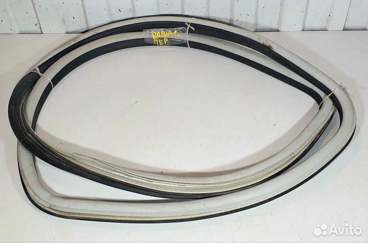 Уплотнитель дверного проёма передний Skoda Fabia 1