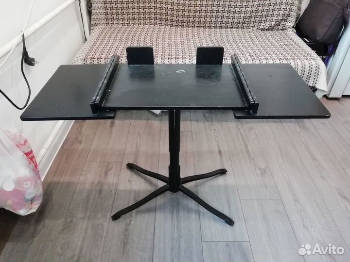 Сломанный стол для ноутбука Alve из Икеи