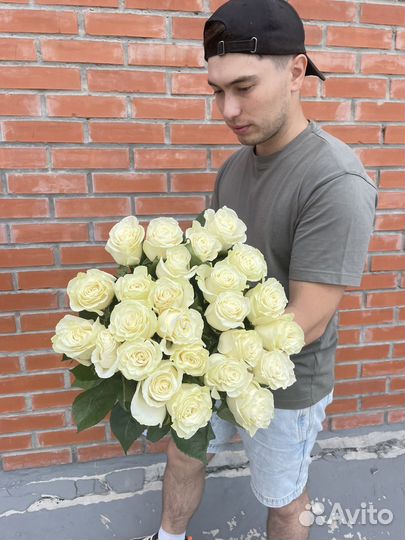 Букет из белых роз Эквадора 25 роз 80 см