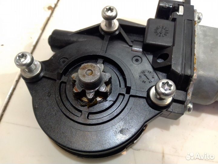 Моторчик стеклоподъемника задний правый