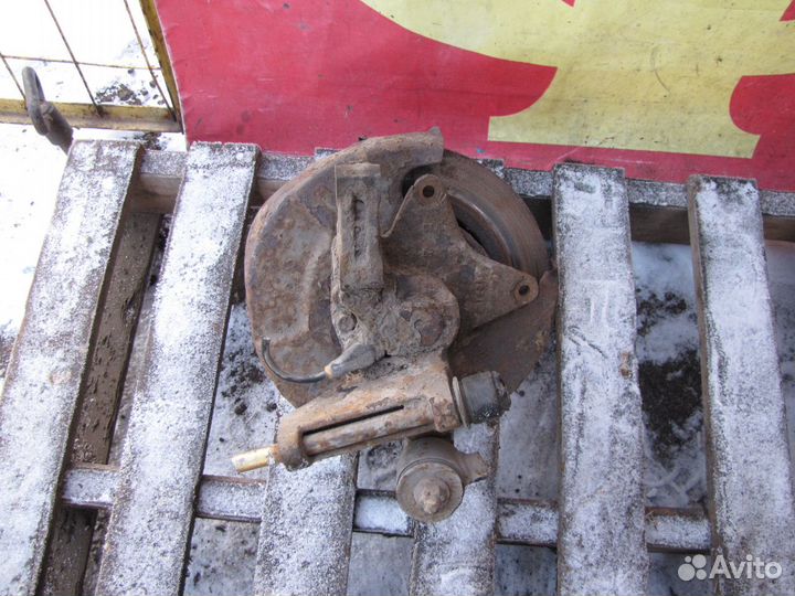 Кулак задний левый Nissan Primera P10