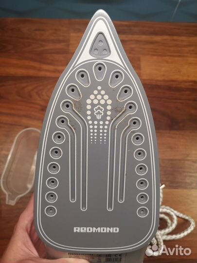 Утюг Redmond RI-C256