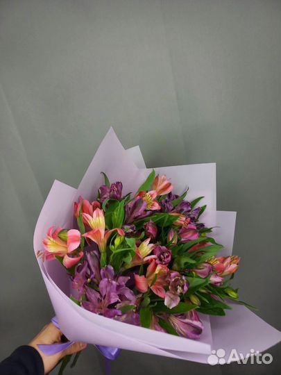 Букет из 15 розовых и фиолетовых альстромерий