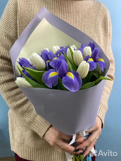 Букет из 11 синих ирисов и 10 белых тюльпанов, цве