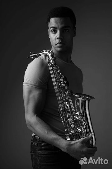 Саксофонист на праздник