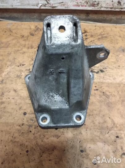 Кронштейн двигателя правый Audi A4 B5 AQD