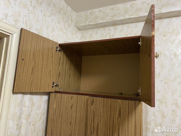 Мебель (шкафы и диван)