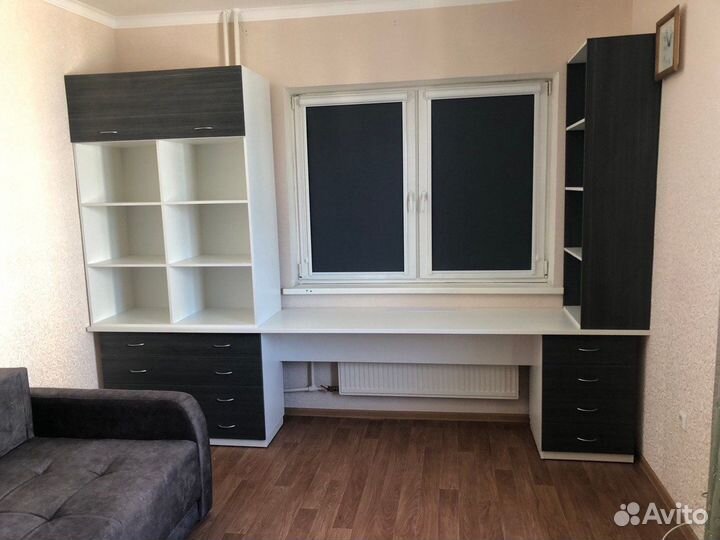 Столы у окна с пеналами и тумбами по вашим размера