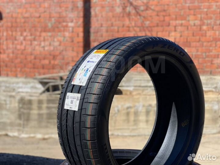 Pirelli P Zero PZ4 275/40 R22 и 315/35 R22 111Y