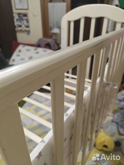Детская кроватка с маятником