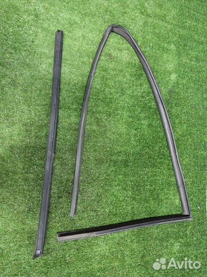 Уплотнитель стекла двери передний левый Kia Optima